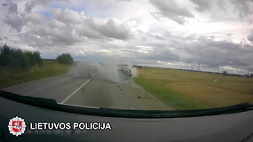 Girto vairuotojo viražai &ndash; automobilis ore apsivertė 3 kartus
