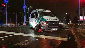 Su švyturėliais lėkę policininkai Vilniuje pateko į avariją: nukentėjo ir vaikas