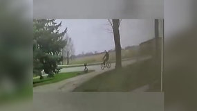 Kaip dviratininkas nuspyrė trikojį, nufilmuota ir iš policijos automobilio