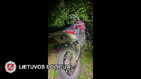 Motociklo gaudynės Kauno rajone: bėglys „Hondą“ paslėpė krūmuose