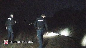 Nufilmuotas bebaimio pareigūno &scaron;uolis per griovį