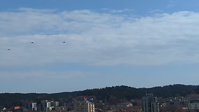 Nufilmuoti 3 virš Vilniaus praskridę kariniai sraigtasparniai