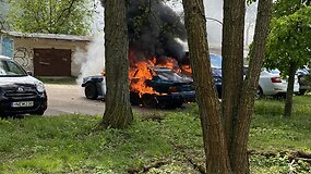 Pirmadienį prie Vilniaus centro &ndash; juodi dūmai: degė automobiliai