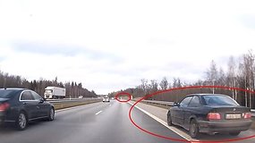 Per plauką nuo tragedijos: itin pavojingas BMW lenkimas