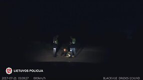 Per plauką nuo nelaimės: girtas tauragi&scaron;kis naktį miegojo važiuojamojoje dalyje