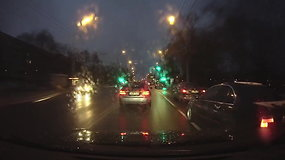 Vilniaus gatvėje nufilmuota visureigio ir BMW dvikova