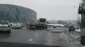 Sekmadienį Vilniuje sunkvežimis pametė krovinį
