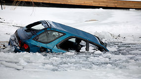 Iš Kauno marių dugno ištrauktas „Subaru“