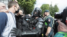 Nufilmuota, kaip antiriaušine apranga apsirengę pareigūnai nustūmė nuo kelio protestuotojus