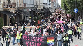LGBTQ+ eitynėse „Kaunas Pride“ – pakili nuotaika, žinomi veidai ir provokacijos