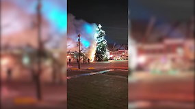 15min skaitytojai užfiksavo Kauno Kalėdų eglės gaisrą