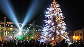 Klaipėdoje sušvito natūrali „nulinio biudžeto“ Kalėdų eglė – ją puošia 3 km girliandų