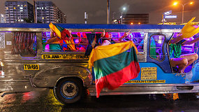 Lietuvos sirgaliai į rungtynes atvyko legendiniu „Jeepney“