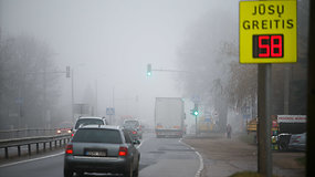 Karmėlavoje įrengtas šviesoforas matuoja atvažiuojančių automobilių greitį