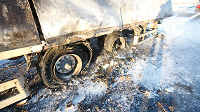 Netoli Kauno sudegė pilna majonezo sunkvežimio priekaba