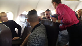 Lietuvis lėktuve sukėlė chaosą: rūkė salone, bandė išdaužti langą