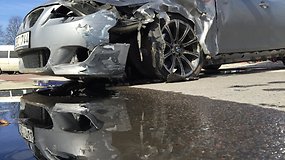 Kaune po BMW smūgio į greitukę sužaloti trys medikai