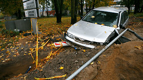 Kaune „Nissan“ vairuotojas nulaužė medį ir stulpą