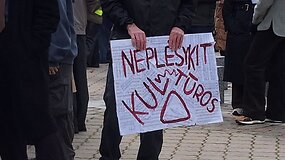 Klaipėdos studentų akcija skambant Čiurlionio &bdquo;Jūrai&ldquo;