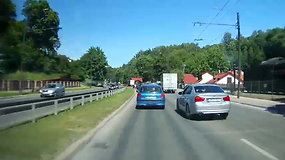 Kauno gatvėmis nervingai manevravęs BMW kitiems eismo dalyviams sukėlė įtarimų