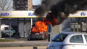 Vilniaus Geležinio vilko gatvėje atvira liepsna degė automobilis