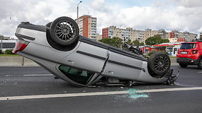 Vilniaus Laisvės prospekte vertėsi „Volvo S60“