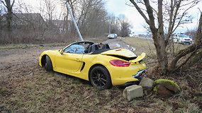 Girtas vairuotojas Vilniuje sudaužė prašmatnų „Porsche“