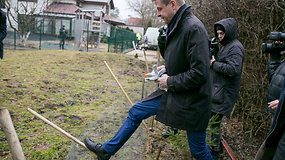 Vilniuje pradėtos ardyti įžūliai užsitvertos nelegalios tvoros ir gyvatvorės valstybinėje žemėje