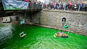 Šv. Patriko dieną Vilnelės vanduo nusidažė žaliai