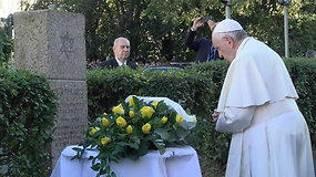 Popiežius Pranciškus aplankė Vilniaus getą, kur tyliai meldėsi už holokausto aukas