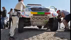 Septintojo greičio ruožo starto belaukiant tikrinamas padangų slėgis ir valgoma ypatinga ko&scaron;ė