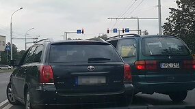 Vairuotojų konfliktas kelyje: per VW langą i&scaron;niro į &bdquo;Toyota Avensis&ldquo;  nukreiptas ginklas
