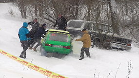 „Winter Rally“ pusnyse strigo ir dalyviai, ir žiūrovai su visureigiais