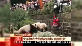 Kinijoje apsaugos darbuotojai i&scaron;gelbėjo į pandų aptvarą įkritusią mergaitę