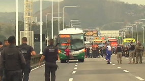 Rio de Žaneire ginkluotas užpuolikas užgrobė autobusą su keleiviais