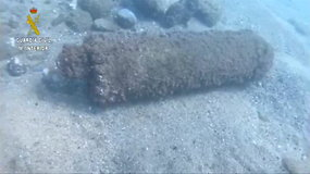 Barselonos paplūdimyje netoli kranto rasta 1,1 metro ilgio bomba