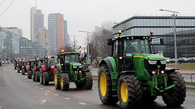 Vilniaus gatvėmis riedėjo protestuojančių ūkininkių traktorių kolona