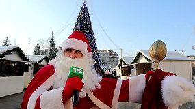 Kalėdų seneliu persirengęs Vidas Bareikis stebino smalsuolius prie Vilniaus Kalėdų eglutės