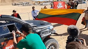 Benediktas Vanagas Dakaro finišo liniją kirto gerbėjų iš Lietuvos apsuptyje