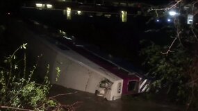 Kalifornijoje per traukinio avariją vienas vagonas nuslydo į upę