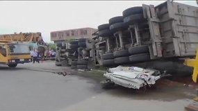 Kinijoje apvirtęs sunkvežimis sutraiškė miniveną, žuvo 6 žmonės