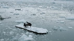 Italų pianistas Ludovico Einaudi grojo Arkties vandenyne