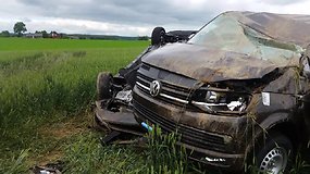 Automobilvežio ir „VW Golf“ avarija, kurios metu žuvo žmogus