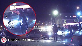 Nufilmuota, kaip Edmundas &Scaron;tengeris-Mundis automobiliu stūmė policininką