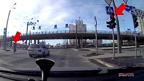 Akimirka nuo nelaimės: Vilniuje BMW sankryžą kirto degant raudonam šviesoforo signalui