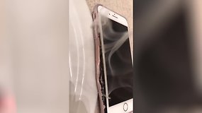 „iPhone 7 Plus“ sprogo ir parūko dūmais