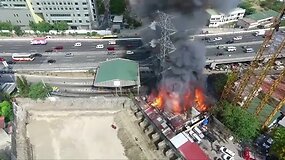 Filipinuose nufilmuota, kaip griūva auk&scaron;tos įtampos elektros stulpas