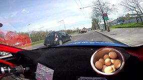 Kiaušinių iššūkis Vilniaus gatvėms: ar „drifto“ BMW saugiai perveš kiaušinius?