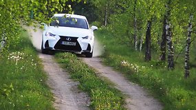 Atnaujintas „Lexus IS 300h“ sužavės mėgstančius riedėti tyliai