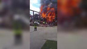 Alytaus metalo laužo supirktuvėje pjaustant metalą kilo didžiulis gaisras